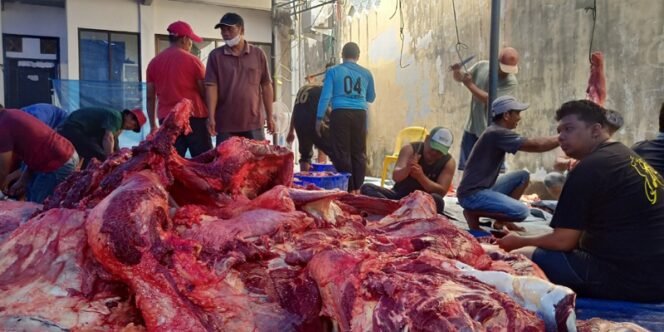 
					Warga LDII Karang Anyar Menyiapkan Daging Kurban untuk Masyarakat. Foto: fokusborneo.com
