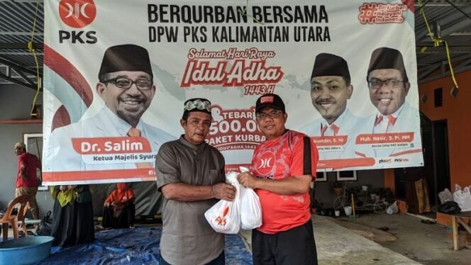 
					Ketua DPW PKS Provinsi Kaltara Muhammad Nasir serahkan daging kurban kepada warga. Foto : Ist 