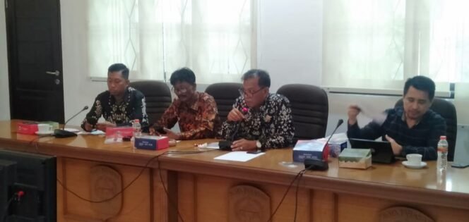 
					Ketua Komisi 2 DPRD Kota Tarakan Yusuf Middu pimpin rdp dengan Disdik, Disarpusda dan penggiat literasi bahas mulok bahasa Tidung. Foto : Ist 