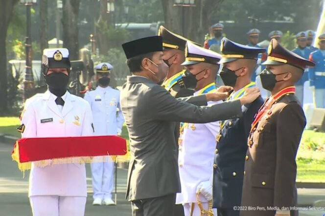 
					Tangkapan layar - Presiden Joko Widodo melantik Prasetya Perwira TNI dan Polri Tahun 2022 seperti dipantau secara virtual di Jakarta, Kamis (14/7/2022). (ANTARA/Mentari Dwi Gayati)