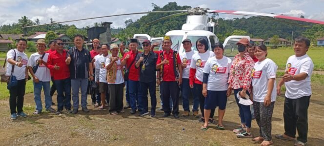 
					Anggota DPR RI Deddy Sitorus bersama warga Long Tungu di depan Helikopter. Foto : Fokusborneo.com