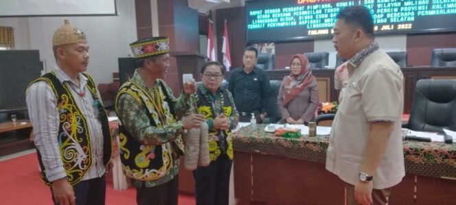 
					Warga Malinau Selatan memberikan air sungai Malinau yang diduga tercemar kepada Ketua DPRD Provinsi Kaltara Albertus. Foto : Ist.