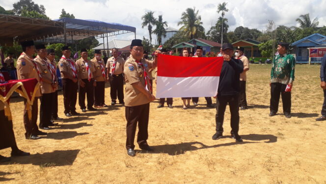 
					Wakil Bupati Tana Tidung, Hendrik serahkan Bendera Merah Putih di HUT Pramuka ke 61 bertempat di Lapangan Bola Kecamatan Sesayap Hilir, Minggu (14/8)