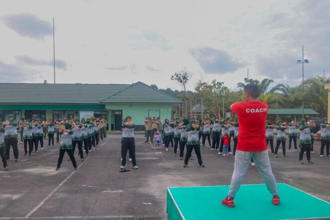 
					Keluarga Besar Kodim 0907/ Tarakan melaksanakan senam bersama bertempat di Lapangan Makodim 0907/ Tarakan, Jumat (5/8). Foto : Penerangan Kodim 0907 Tarakan 