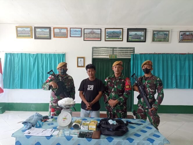 
					Satgas Pamtas Yonarmed 18/Komposit dari Pos Aji Kuning menggagalkan peredaran narkoba jenis sabu sabu seberat kurang lebih 1 kg, Jumat(5/8)