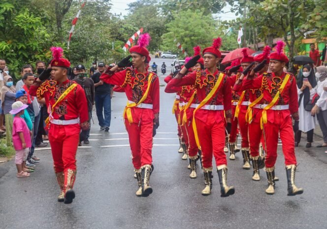 
					Salah satu peserta lomba gerak jalan indah Tingkat Pelajar SMA dalam rangka menyambut HUT RI ke -77. Foto : Penerangan Kodim 0907/Trk, Minggu (07/8)