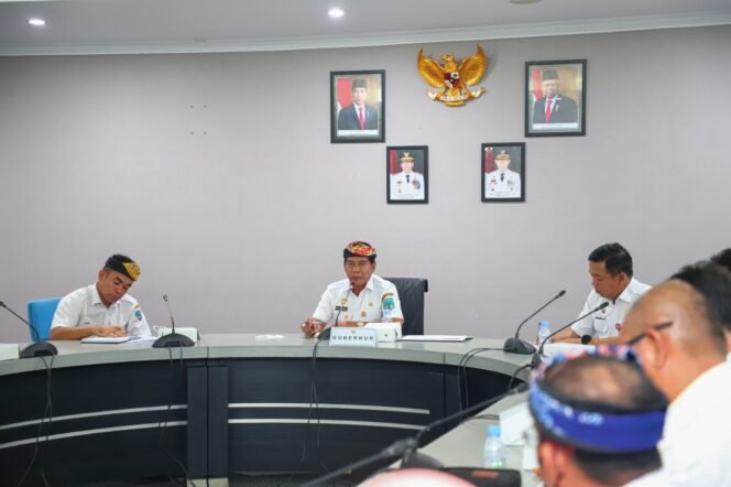 
					RAPAT STAF: Gubernur Kaltara, Drs H Zainal A Paliwang SH, M.Hum memimpin rapat staf bersama perangkat daerah, Rabu (10/8). Foto : Dksip Kaltara 

