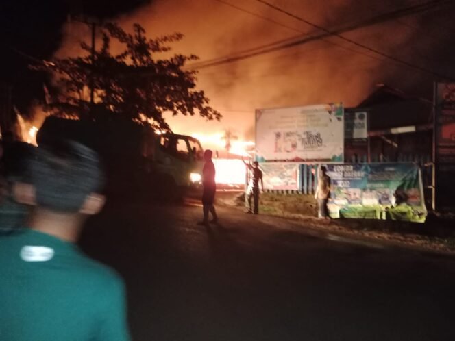 
					Kantor KPU Tana Tidung terbakar