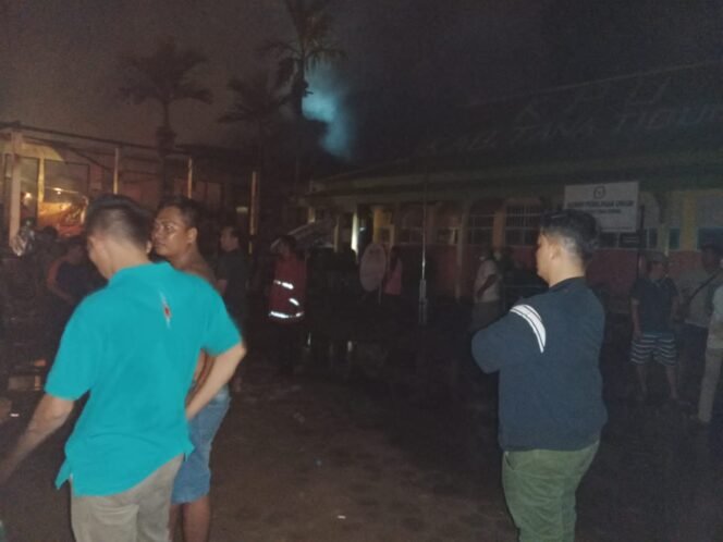 
					Bupati Tana Tidung, Ibrahim Ali turun langsung pantau proses pemadaman Kantor KPU KTT,  Rabu(10/8)