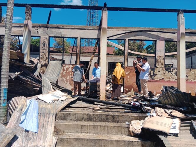
					Ketua KPU Provinsi  Kaltara, Suryanata Al-Islami saat meninjau lokasi kebakaran Gedung KPU KTT