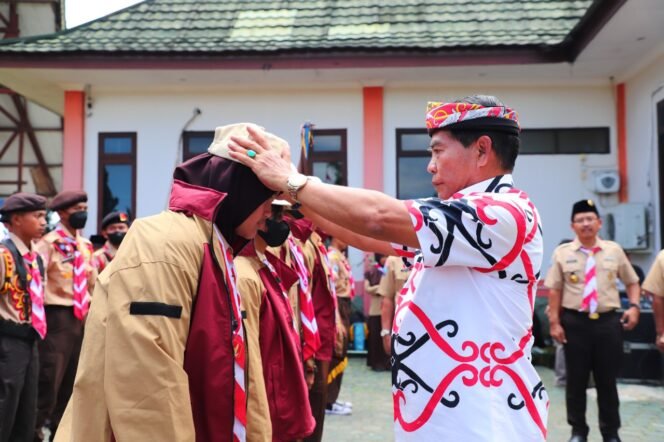 
					PELEPASAN : Gubernur Kaltara, Drs H Zainal A Paliwang SH, M.Hum melepas kontingen Jambore Nasional ke-XI yang ditandai pemakaian atribut pada salah satu peserta, di Halaman VIP Bandara International Juwata Kota Tarakan, Kamis (11/8). Foto: Dkisp Kaltara 

