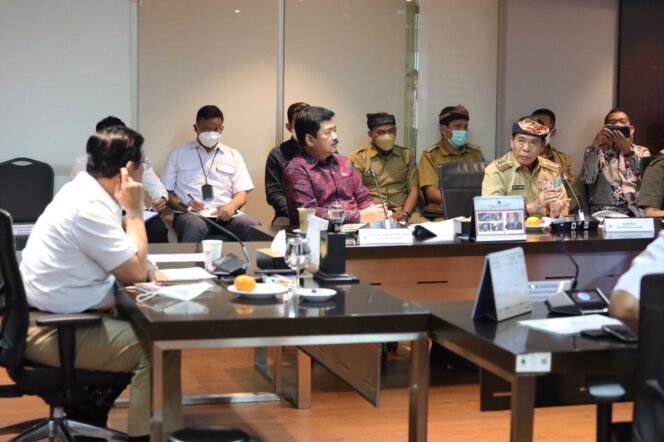 
					PERCEPATAN KIHI : Gubernur Kaltara, Drs H Zainal A Paliwang SH, M.Hum mengikuti Rapat Koordinasi Percepatan Pembangunan KIHI di Kemenko Marves, beberapa waktu lalu.Foto : Dkisp Kaltara 
Â 
Â 