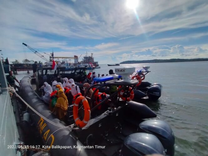 
					Prajurit Kodam VI/Mlw dari satuan Kompi Air Denjasaang VI-44-13 Bekangdam VI/Mlw berhasil mengevakuasi penumpang Kapal Klotok yang karam di perairan Kariango Balikpapan Barat, Senin (15/8) sore.Foto : Penerangan Kodam VI/Mlw