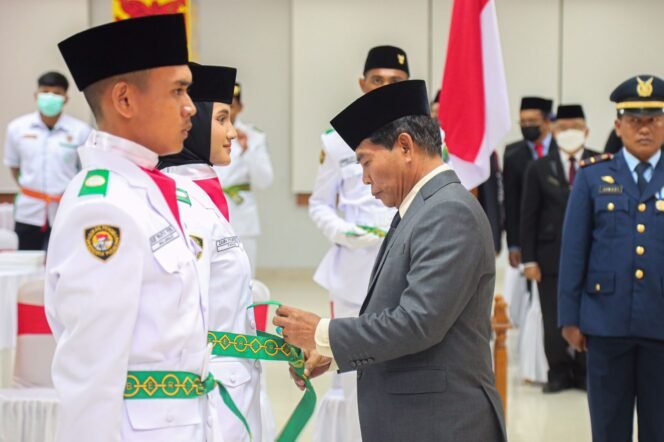 
					DIKUKUHKAN : Gubernur Kaltara, Drs H Zainal A Paliwang SH, M.Hum memasangkan kendit secara simbolis sebagai tanda Paskibraka Provinsi Kalimantan Utara telah dikukuhkan di Ruang Serbaguna Gedung Gadis, Senin (15/8) malam.Foto: Dkisp Kaltara 