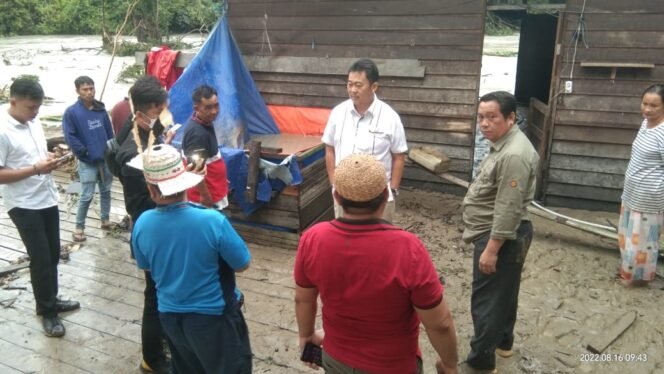 
					Ketua DPRD Provinsi Kaltara, Albert Baya saat meninjau tanggul jebol di Malinau, Selasa (16/8)
