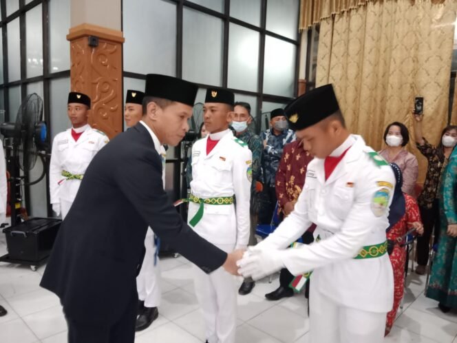 
					Ketua DPRD Tana Tidung, Jamhari menghadiri acara pengukuhan Pasukan Pengibar Bendera Pusaka (Paskibra) bertempat di Pendopo Djaparudi , Selasa (16/8) malam