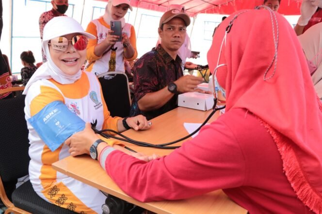 
					RANGKAIAN KEMERDEKAAN : Ketua TP PKK Kaltara, Hj Rachmawati Zainal meninjau pelaksanaan cek kesehatan gratis. Kegiatan ini juga dirangkai dengan agenda donor darah dalam rangka menyemarakkan HUT ke-77 RI, Kamis (18/8).Foto : Dkisp Kaltara 