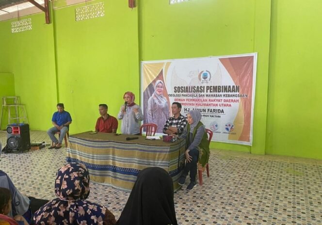 
					Hj Ainun Farida menyampaikan pemahaman Wawasan Kebangsaan saat melaksanakan kegiatan didesa Apung kecamatan Tanjung Selor Kabupaten Bulungan