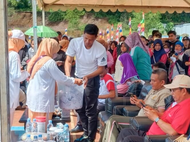 
					Ketua DPRD Tana Tidung , Jamhari menghadiri acara jalan santai  Dharma Wanita Persatuan (DWP) dalam memperingati HUT RI Ke 77 dan HUT Kabupaten Tana Tidung Ke 15 bertempat di Lapangan Bola Kabupaten Tana Tidung, Jumat (19/8)