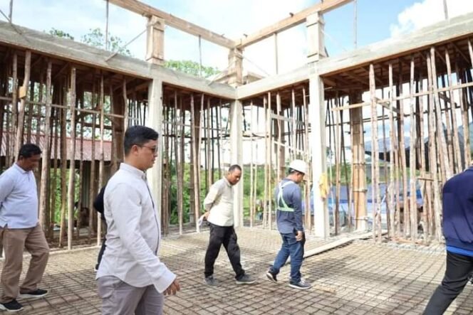 
					Bupati KTT , Ibrahim Ali bersama tim PUPR dan OPD terkait Kabupaten Tana Tidung melaksanakan monitoring fisik objek wisata Gunung Rian
