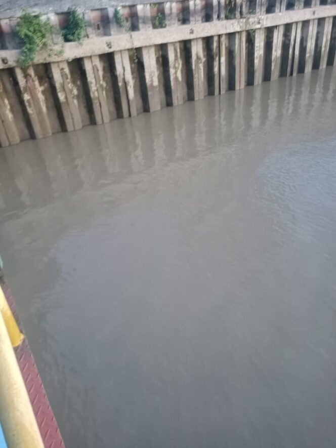 
					Kondisi terkini Air Sungai Sesayap perlahan mulai membaik, Minggu ( 21/8).