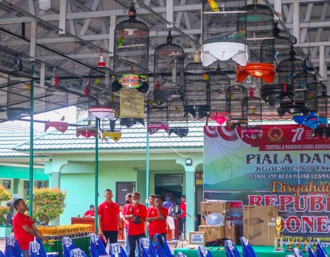 
					Menyemarakan HUT ke - 77 RI, Kodim 0907/Trk mengadakan Festival & Pameran Lomba Burung Berkicau bertempat di Lapangan Makodim 0907/Trk. Foto : Penerangan Kodim 0907/Trk 