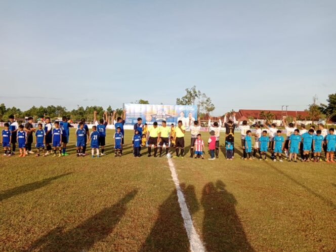 
					DPRD KTT melawan Pemda dalam turnamen Sepak Bola Antar Desa 