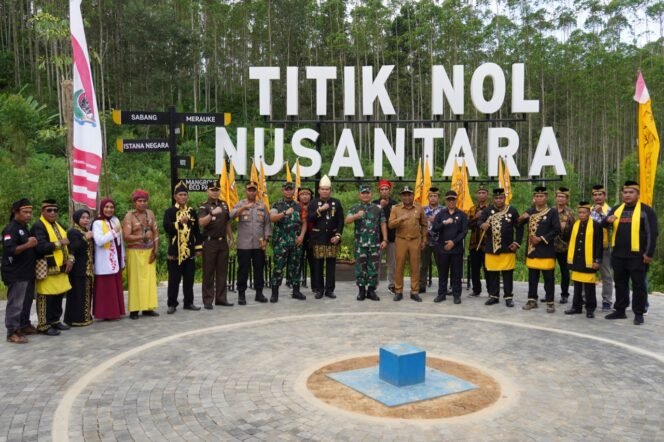 
					Tinjau Titik Nol IKN, Kasad Dianugerahi Gelar Adat Kakah Demong Agung Bela Negara
