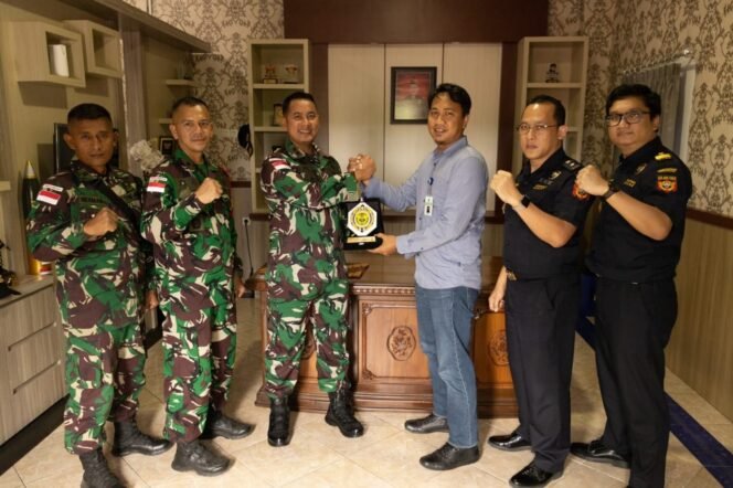 
					Personel Yonarmed 18/Komposit Buritkang Terima Penghargaan Dari Bea Cukai Nunukan
