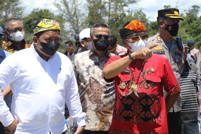 
					PERCEPATAN KIHI : Gubernur Kaltara, Drs H Zainal A Paliwang SH, M.Hum meninjau langsung perkembangan KIHI Tanah Kuning â€“ Mangkupadi, Kabupaten Bulungan belum lama ini.Foto : Dkisp Kaltara 