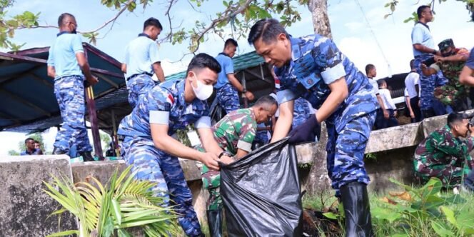 
					Danlanud Anang Busra, Kolonel Pnb Toto Ginanto Bersama Anggota Bersihkan Sampah di Pantai Amal. Foto : ist 
