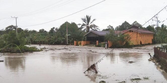 
					Tanggul Kolam Limbah Jebol: Salah Satu Pemukiman Rumah Penduduk Terendam. Foto: IST 