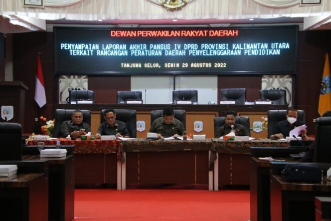 
					Pansus 4 DPRD Provinsi Kaltara sampaikan laporan akhir ranperda tentang penyelenggara pendidikan. Foto : Humas Setwan. 