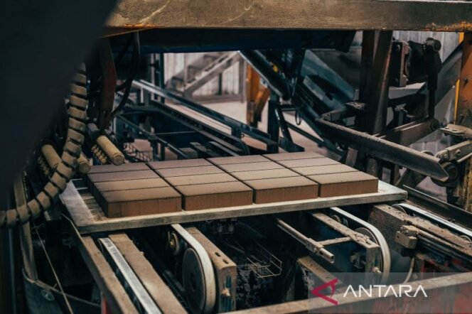 
					Arsip. Proses pengolahan teknologi Geoprime di Indonesia dengan solusi rendah karbon dari Betolar untuk industri konstruksi, sebagai bagian dari ekonomi sirkular dan atribut yang signifikan bagi pembangunan kota berkelanjutan. (ANTARA/HO-Betolar)


