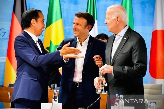 
					Presiden RI Joko Widodo berbincang dengan Presiden Prancis Emmanuel Macron dan Presiden Amerika Serikat Joe Biden saat menghadiri forum KTT G7 di Elmau, Jerman, Senin (27/6/2022). ANTARA/HO-Biro Pers Sekretariat Kepresidenan/Laily Rachev/aa