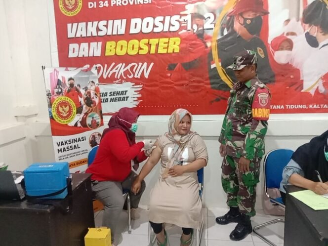 
					Warga Kecamatan Tana Lia Kabupaten Tana Tidung mengikuti vaksin Covid -19 yang dilaksanakan Pusat Kesehatan Masyarakat (PKM) Kecamatan Tana Lia, Senin (5/9).