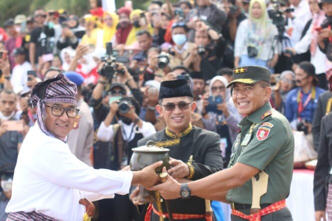
					Pangdam VI/Mlw sambut Festival sandeq di Pantai Manggar