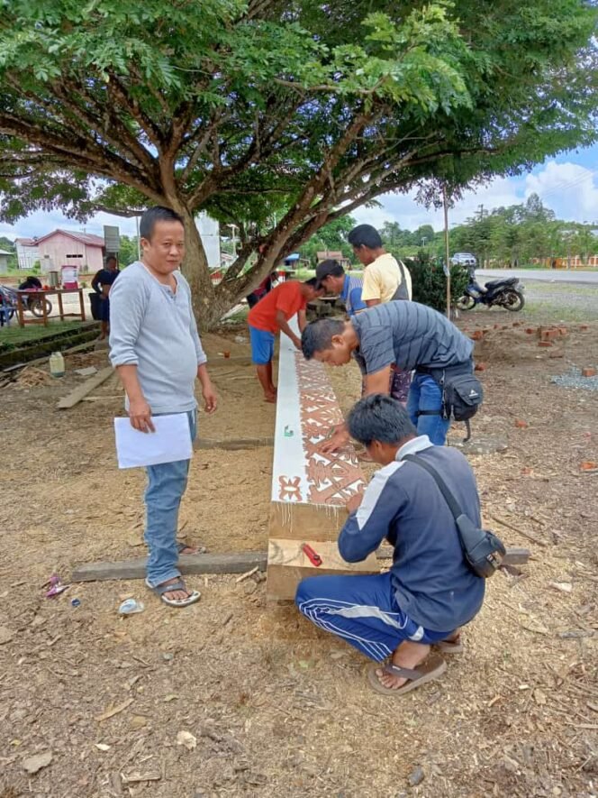 
					Pemerintah Desa (Pemdes ) Sebawang bersama masyarakat bergotong royong membuat tempat tumbuk padi bertempat di Halaman Kantor Desa Sebawang, Jumat (9/9)