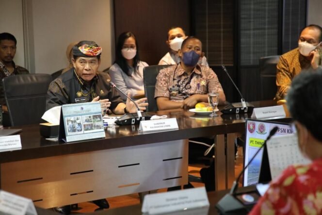 
					KOORDINASI : Gubernur Kaltara, Drs H Zainal A Paliwang SH, M.Hum menghadiri Rakor Kawasan Industri Hijau di Jakarta, Jumat (9/9) lalu.Foto : Dkisp Kaltara 