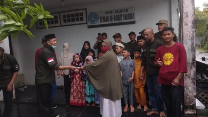 
					Hasil Swadaya, RT Karang Anyar Bersatu Bagikan Ratusan Nasi Kotak Gratis