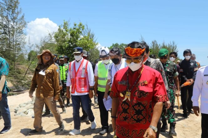 
					GELIAT INVESTASI : Gubernur Kaltara, Drs H Zainal A Paliwang SH, M.Hum mendampingi optimis investasi bakal menggeliat dengan percepatan kawasan industri hijau di Tanah Kuning-Mangkupadi.Foto : Dkisp Kaltara 