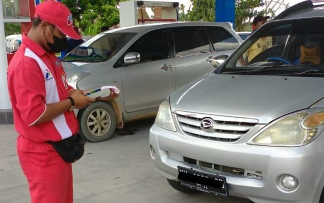 
					Petugas SPBU Melakukan Pencatatan Nopol Kendaraan Roda 4 Saat Mengisi BBM Subsidi