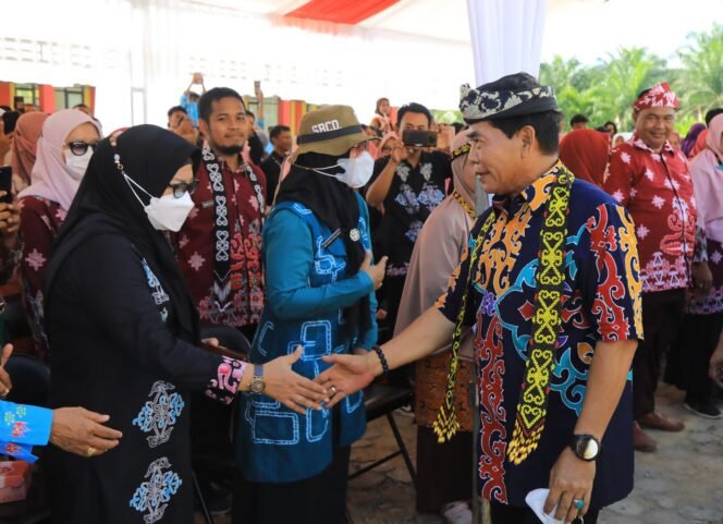 
					SILATURAHMI : Gubernur Kaltara, Drs H Zainal A Paliwang SH M.Hum., saat melakukan silaturahmi dengan para Tenaga Pendidik dan Ratusan Pelajar di SMAN 1, Sebatik Barat, Nunukan, Minggu (18/9).
Foto : Dkisp Kaltara 

