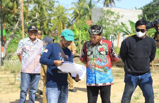 
					TOKO INDONESIA : Gubernur Kaltara, Drs H Zainal A Paliwang SH M.Hum., saat meninjau pembangunan Toko Indonesia di Sebatik Timur, Nunukan, Senin (19/9).Foto : Dkisp Kaltara 