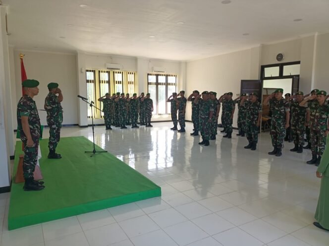 
					Dandim 0914/TNT, Letkol Inof Kresna Santy Dharma  memimpin upacara penerimaan warga baru wilayah Kodim 0914/Tnt bertempat di Lapangan Apel Kodim 0914/TNT, Selasa (20/9).
