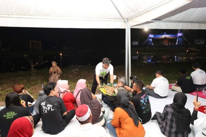 
					KESETARAAN : Gubernur Kaltara, Drs H Zainal A Paliwang SH, M.Hum memberikan makanan kepada penyandang disabilitas yang sedang menikmati MAFest 2K22 di Hutan Kota Bundayati, Tanjung Selor, Jumat (23/9) lalu.Foto : Dkisp Kaltara 