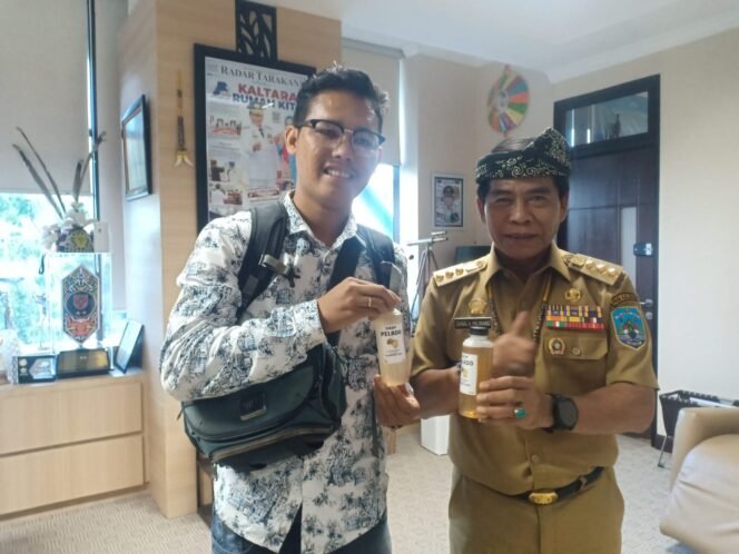 
					Derry Adriant Pemuda Desa Tideng Pale Induk Kabupaten Tana Tidung pembuat minuman Sirup Paledo yang terbuat dari bahan lokal saat bertemu dengan Gubernur Kaltara Zainal A Paliwang, Rabu (28/9)