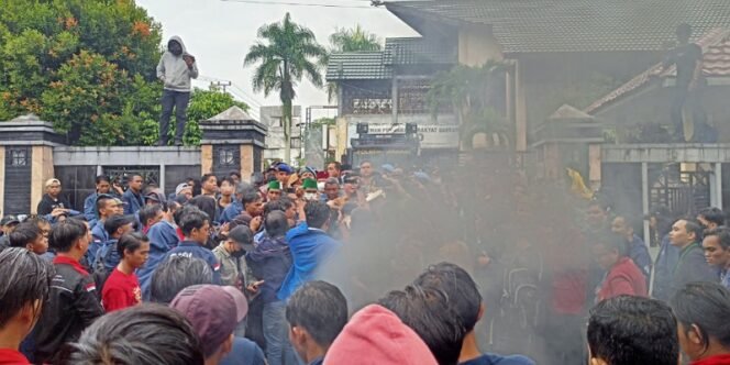 
					Aksi demo bakar ban di depan kantor DPRD Tarakan.