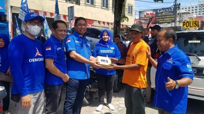 
					Ketua DPC Partai Demokrat Kota Tarakan Herman Hamid mendampingi Sekretaris DPD Partai Demokrat Kaltara Mudain membagikan makanan gratis. Foto : Fokusborneo.com 