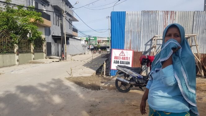 
					Warga RT 4 protes pembangunan drainase yang memotong badan Jalan Bengkirai, Gunung Lingkas. Foto : Fokusborneo.com 